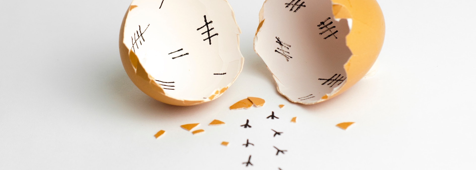 Intensywny trening kreatywności ITK w ESC Ośrodku Leczenia Uzależnień – pęknięta skorupka jajka z narysowanymi śladami kroków symbolizuje uwolnienie twórczej energii i wychodzenie z blokad.