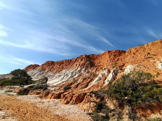 Czerwono-białe klify w Vilamoura, Portugalia – lokalizacja warsztatu terapeutycznego „Zdrowe Związki” organizowanego przez ESC Ośrodek Leczenia E-Uzależnień