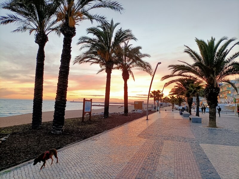 Promenada w Vilamoura podczas zachodu słońca – miejsce warsztatu „Zdrowe Związki” organizowanego przez ESC Ośrodek Leczenia E-Uzależnień.