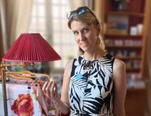 Arteterapia w leczeniu uzależnień Małgorzata Helwich artystka i arteterapetutka w ESC ośrodek leczenia e-uzależnień