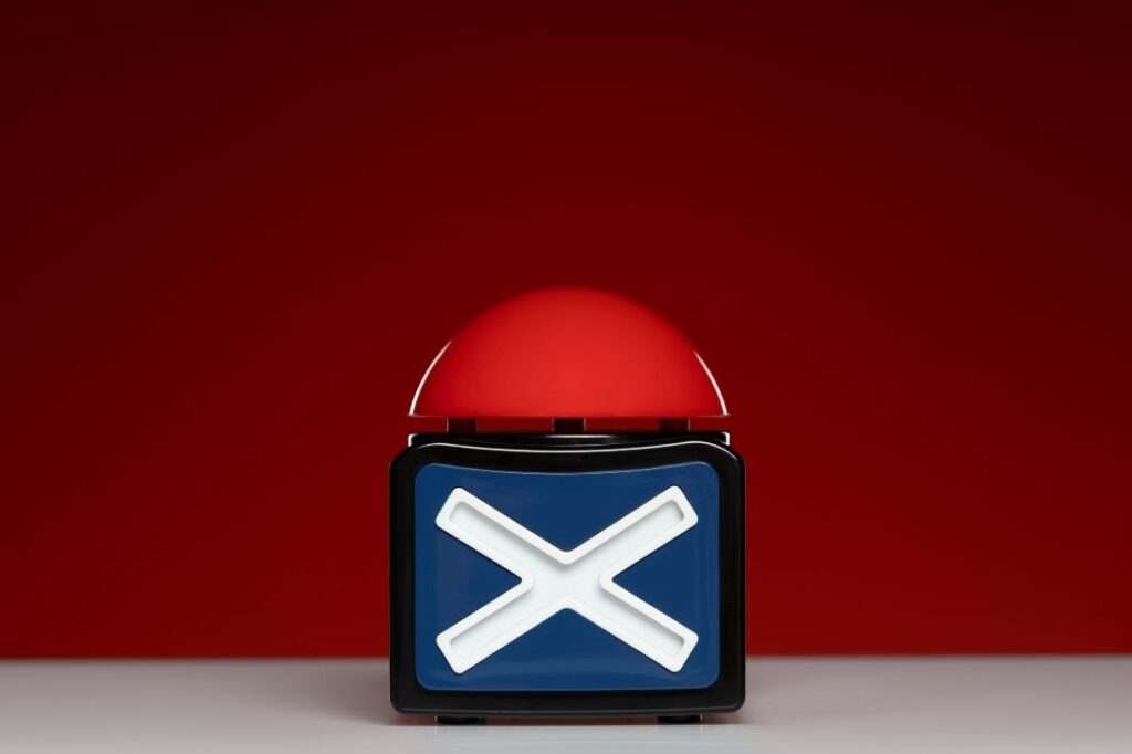 Czerwony przycisk z symbolem X na tle –-metafora red flagów w związkach.