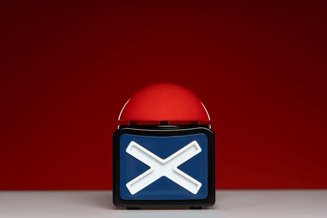 Czerwony przycisk z symbolem X na tle –-metafora red flagów w związkach.