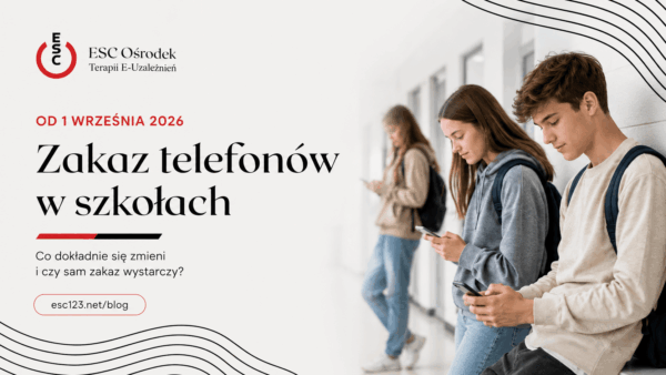 Uczniowie korzystający z telefonów na szkolnym korytarzu – zakaz telefonów w szkołach od 1 września 2026 roku
